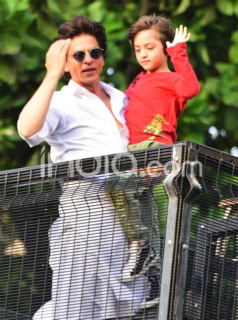 Shah Rukh Khan And Son AbRam Khan Greet Fans Outside Mannat, Actor ...