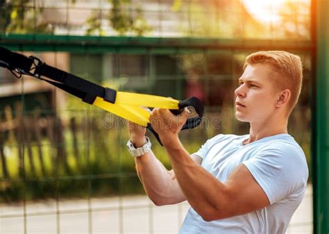 Un Atleta De Sexo Masculino Entra Para Los Deportes En El Aire Abierto Brazos Musculares Blonde