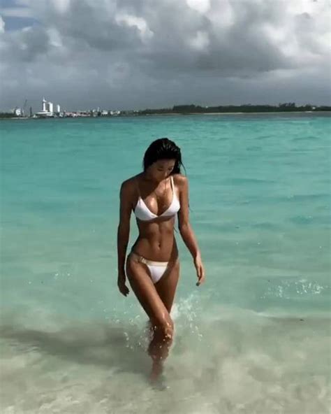 Jennifer Lee Perfect Bikini Body Scrolller