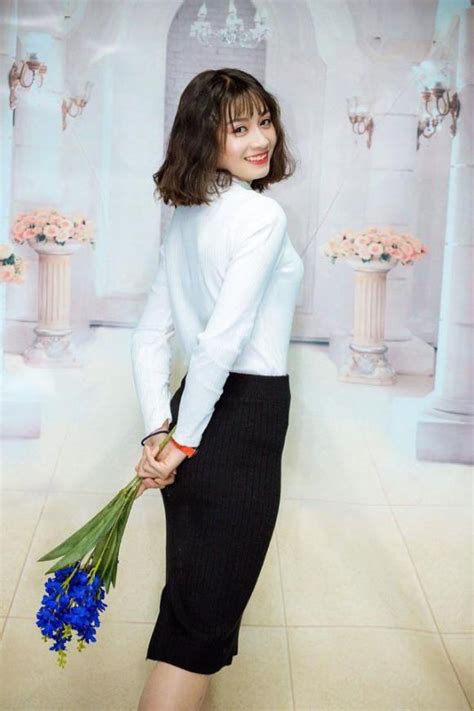 Hoàng Thị Loan hot girl sân cỏ được fan truy lùng nhiều nhất sau chiến thắng của tuyển nữ