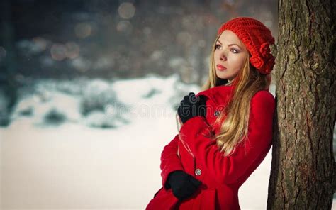 Fille Blonde Avec La Couche Rouge En Neige De L Hiver Image Stock