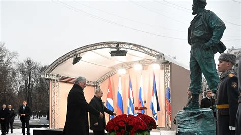 Vladimir Putin Y El Presidente De Cuba Inauguran Un Monumento A Fidel