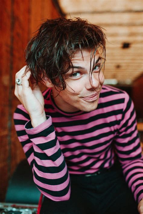 Gifs • YUNGBLUD | Dominic harrison, Singer, People