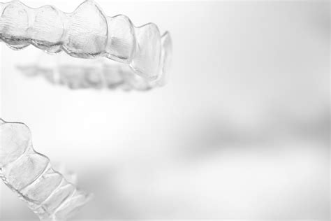 Qué son los ataches de Invisalign y para qué sirven ICA Canarias