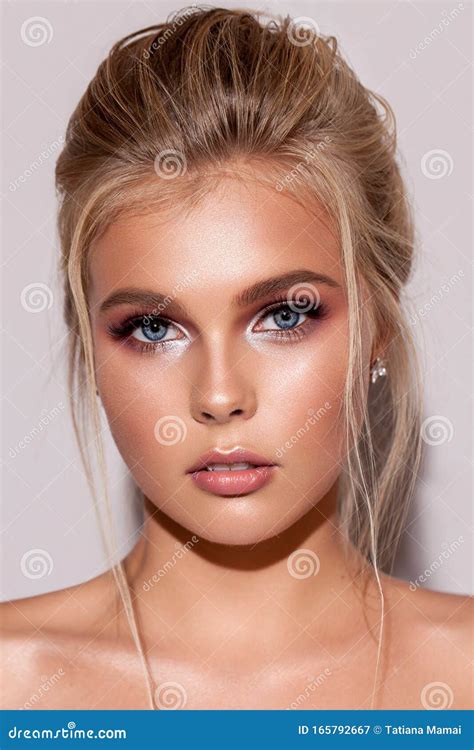 Jeune Fille Blonde Au Maquillage Nuptial Doux Peau Parfaite Riches Coups De Fouet Et Serrures