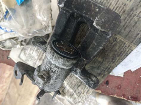 Начал с замены тросиков ручника, а закончил переборкой суппорта ...