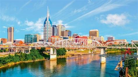 Living in Nashville: Guide to Food, Entertainment, & Real Estate