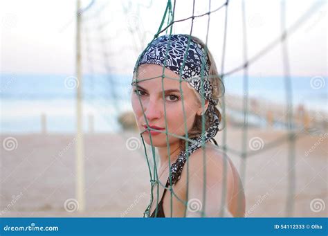 Bella Ragazza In Un Bikini Nero Sulla Spiaggia Immagine Stock Immagine Di Offerta Bello