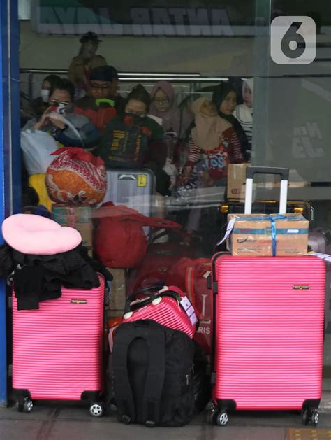 Terminal Pulogebang Jakarta Terus Dipadati Pemudik Foto Liputan