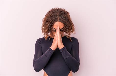 Jovem Transexual Latina Isolada No Fundo Rosa Rezando Mostrando Devo O Pessoa Religiosa