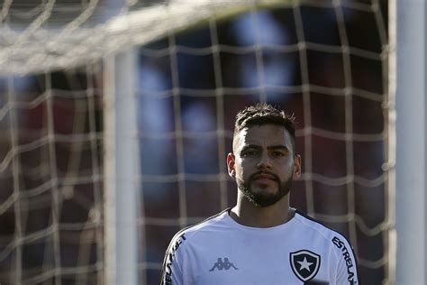 Botafogo Encaminha Contrata O De Barreto E Volante Aguardado Para