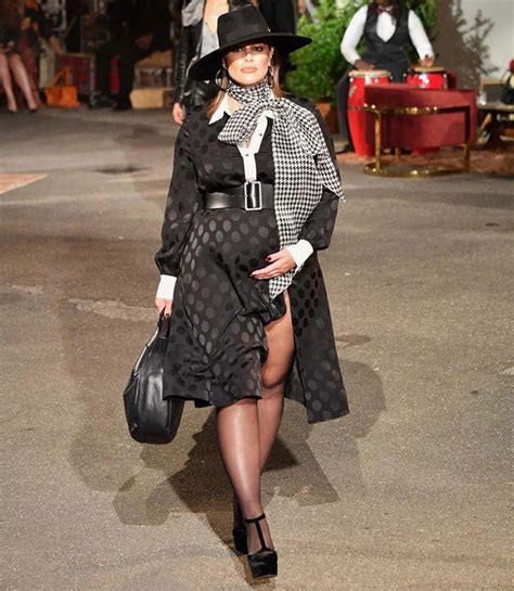 Nữ người mẫu 3 vòng hơn mét lấy tay che ngực chụp ảnh nude sau sinh