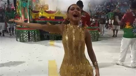 Mileide Mihaile Escolhe Look Dourado Para Ensaio T Cnico Da Grande Rio