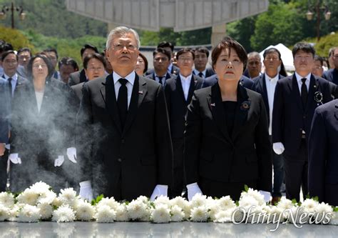 포토 문재인 전 대통령 퇴임 후 첫 5·18묘지 참배 오마이뉴스