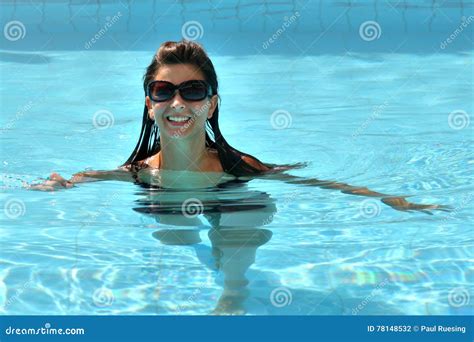 Aantrekkelijk Aardig Meisje In Bikini In Een Pool Stock Foto Image Of Zwembad Bikini