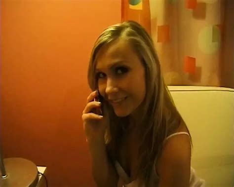 Présentez vous Michaela une vraie blonde à forte poitrine avec un super corps xHamster