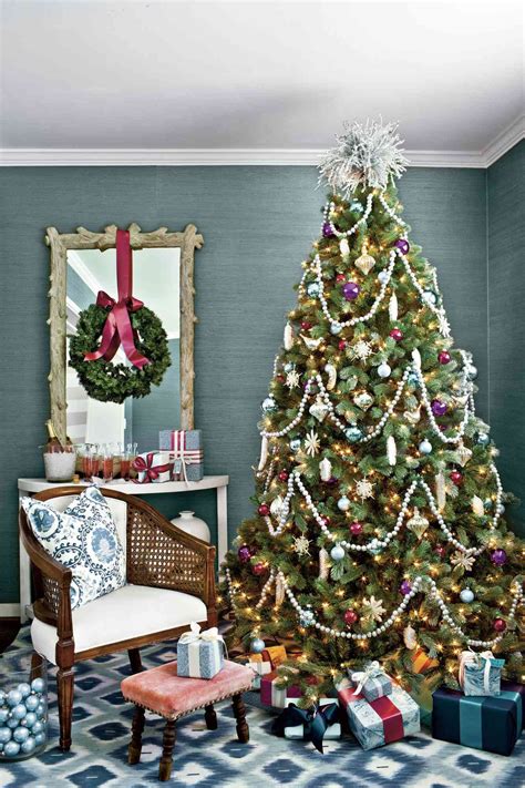 22 Festive Christmas Tree Garland Ideas