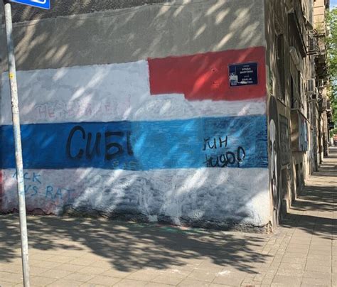 Prekre En Mural Putinu Na Vra Aru Autonomija