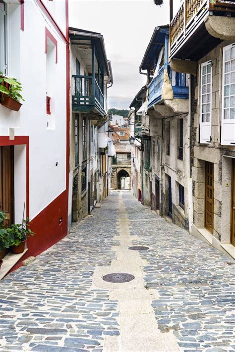 Calle Típica De Un Pueblo De Galicia En Cuesta Y Acabada Adentro Imagen