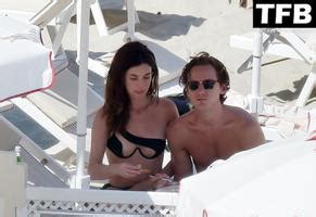 Rainey Qualley Sexy Seen Flaunting Her Hot Figure Wearing A Bikini With Lewis Pullman In
