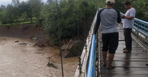 Hujan Deras Dan Sungai Meluap Jembatan Penghubung Antar Desa Di Aceh