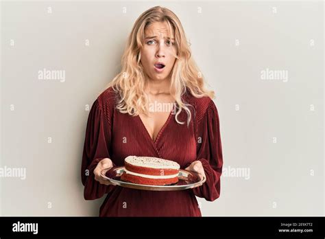 Junge Blonde M Dchen H Lt Karottenkuchen Angst Und Schockiert Mit Berraschung Und Erstaunt
