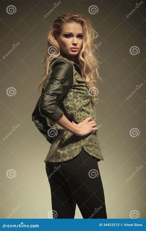 C T D Une Femme Blonde Sexy Dans La Pose En Cuir De Pantalon Image Stock Image Of Beaut