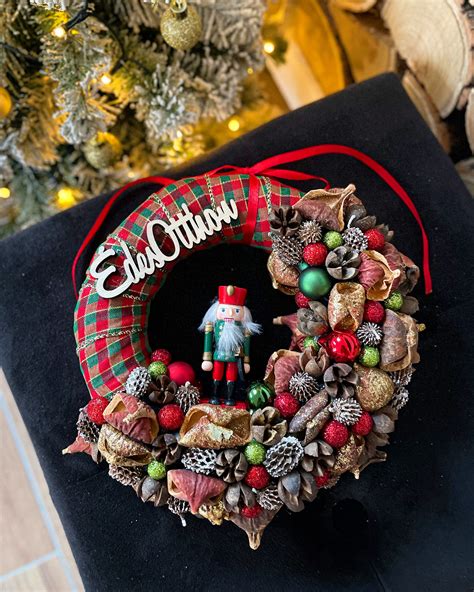 "Édes Otthon" Diótörős Téli Karácsonyi Kopogtató, Ajtódísz – BB Dekor Shop