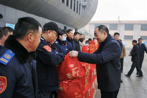 集团领导大年初一看望慰问一线干部职工