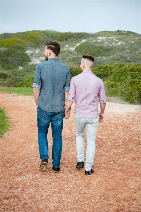 Paseo De Los Hombres Gay A Lo Largo De Una Trayectoria De La Grava Imagen De Archivo Imagen De