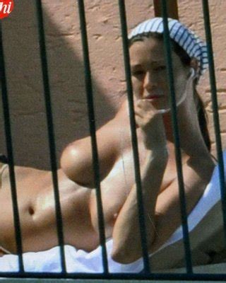 Manuela Arcuri Caught By Paparazzi Showing Ass In Thong And Topless Sunbathing Porn Pictures