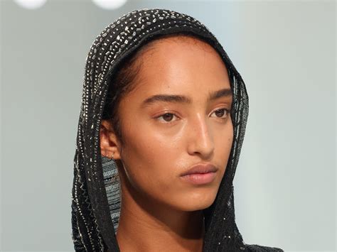 Dakota Johnson S Warm Brunette Hair And Rosy Nude Makeup Vogue