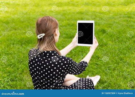 Jonge Blonde Meid In Een Zomerjurk Maakt Selfie Op Een Tablet Terwijl Ze Op Groen Gras Zit