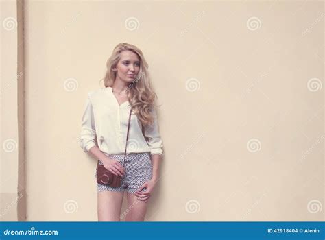 Belle Femme Blonde Sexy Avec De Longs Cheveux Posant Au Mur Avec L Appareil Photo De Vintage
