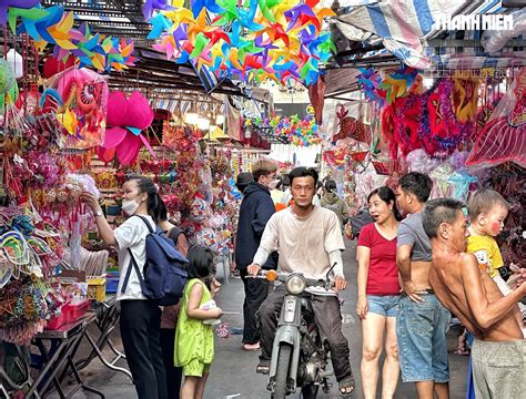 Phố lồng đèn TP HCM nhộn nhịp Nhiều người tìm mua lồng đèn hot trend trung thu