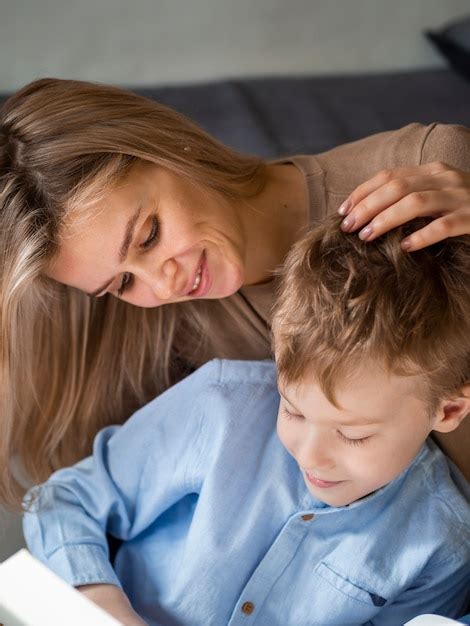 Belle M Re Blonde S Occupant Du Jeune Gar On Photo Gratuite