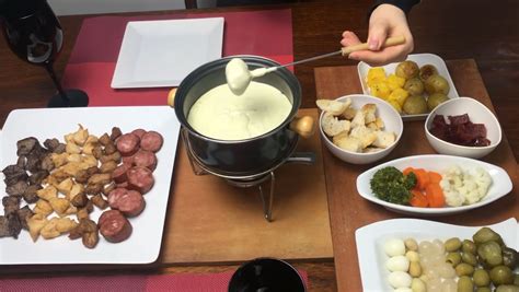 Fondue De Queijo Come Com O Que - Queijo Cheese Fondue at Brayden Alston blog