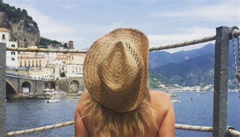 Bikini Que Simula Los Pechos De La Mujer