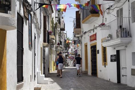 Tres Hombres Jovenes Caminan En La Calle Gay De Ibiza Imagen De Archivo Editorial Imagen De