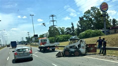 LaPanaWeb on Twitter Corregimos cayó un BobCat de su tráiler