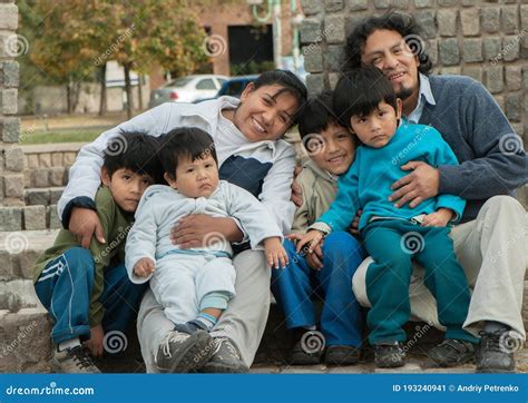 Familia Latina Sentada En La Calle Imagen De Archivo Imagen De Boliviano Hija