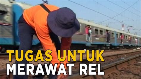 Berjalan Menyusuri Rel Kereta Api Untuk Memastikan Keamanan Lintasan