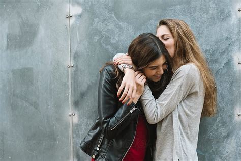 Girl Friends Kissing Telegraph