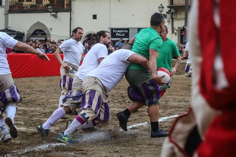 Calcio Storico I Verdi Vincono La Partita Dell Assedio La Repubblica