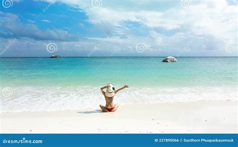 Vista Trasera De La Mujer En El Estilo De Vida Libre Bikini Rojo Y Feliz En La Playa De Arena