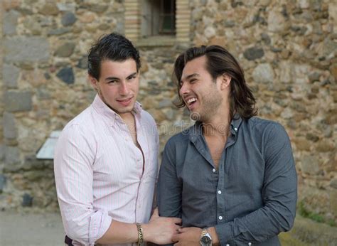 Coppie Gay Felici Che Fanno Una Passeggiata Immagine Stock Immagine Di Tenuta Svago