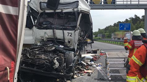 Tödlicher Unfall auf der A2 Mehrere LKW krachen ineinander