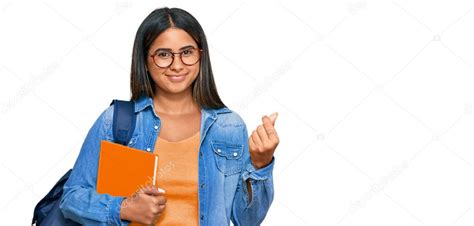 Joven Chica Latina Usando Mochila De Estudiante Y Sosteniendo Libros Haciendo Gesto De Dinero