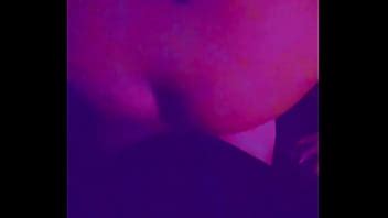 Cabalgando la polla del vecino en el sofá de su esposa XVIDEOS