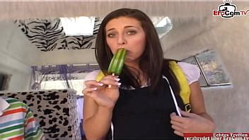 morena de pequeñas tetas naturales follada en un coche XVIDEOS